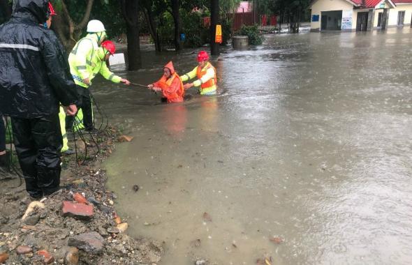 成都燃气“管网卫士”在大雨中与时间赛跑2_meitu_51.jpg